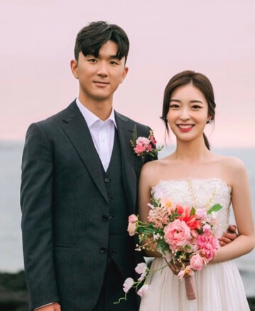Hwang In-beom with his beautiful wife.